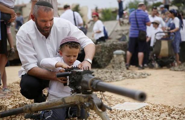 اطفال المستوطنين يتدربون على السلاح