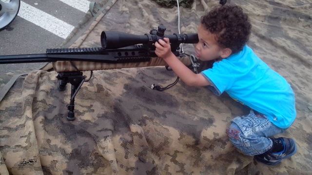 اطفال المستوطنين يتدربون على السلاح