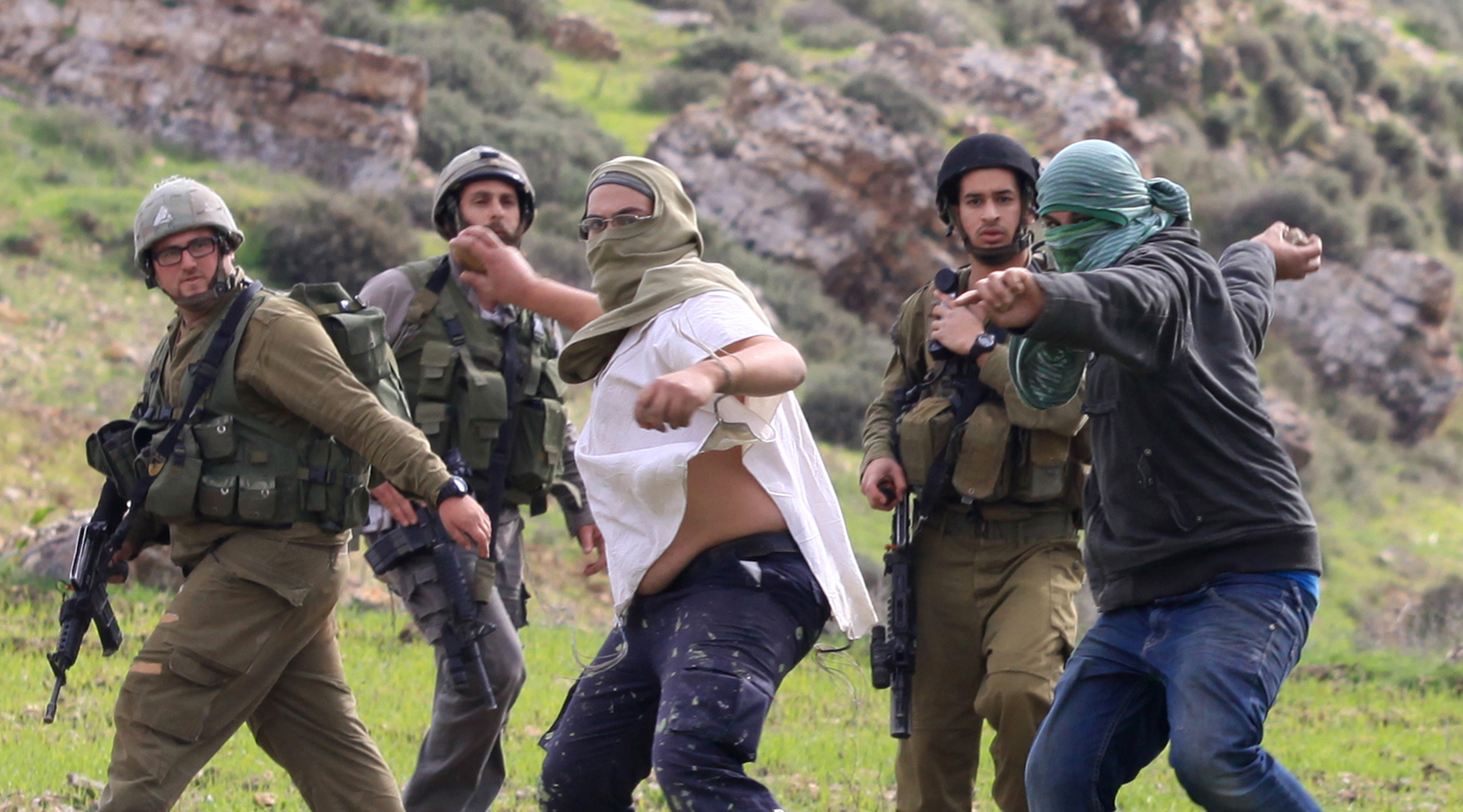 Защита от вооруженного нападения. Хеврон израильские солдаты. Израильские солдаты против палестинцев. Израильские боевики.