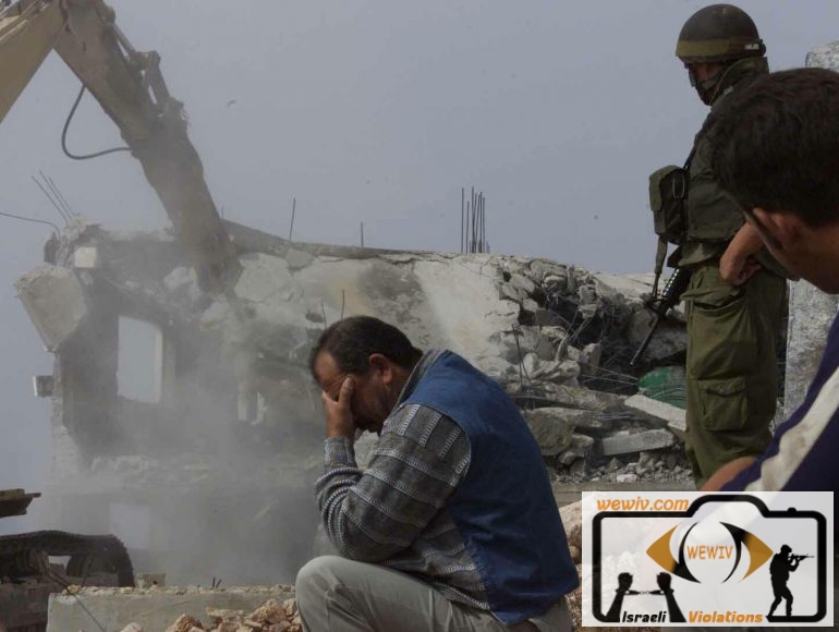 الاحتلال الاسرائيلي يجبر المواطنين على هدم منازلهم
